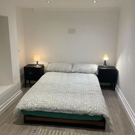 Plough Way Flat Appartamento Londra Esterno foto